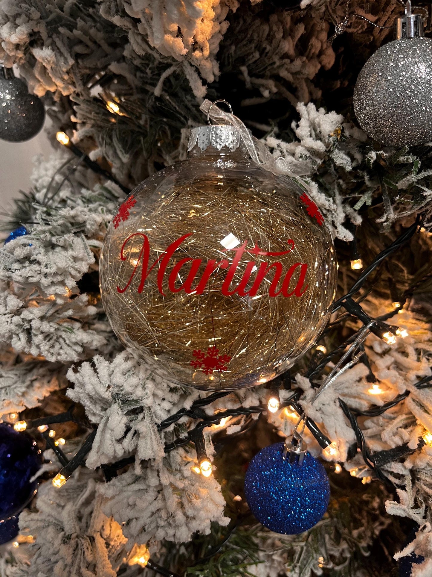 Pallina di Natale personalizzata in plastica con decorazione dorata Nome in Vinile permanente. 10 cm