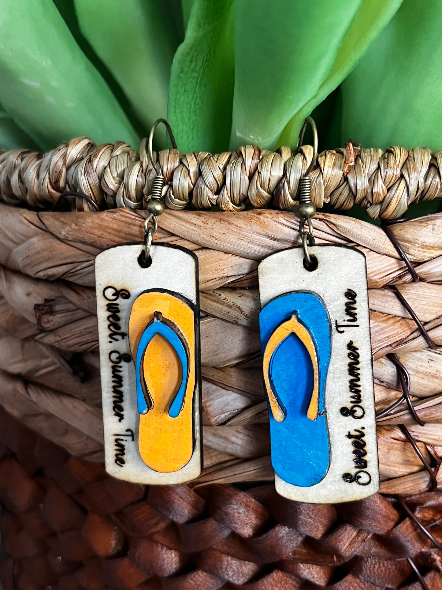 Orecchini a forma di goccia in legno tagliati al laser &nbsp;con incisione “Sweet Summer Time”,