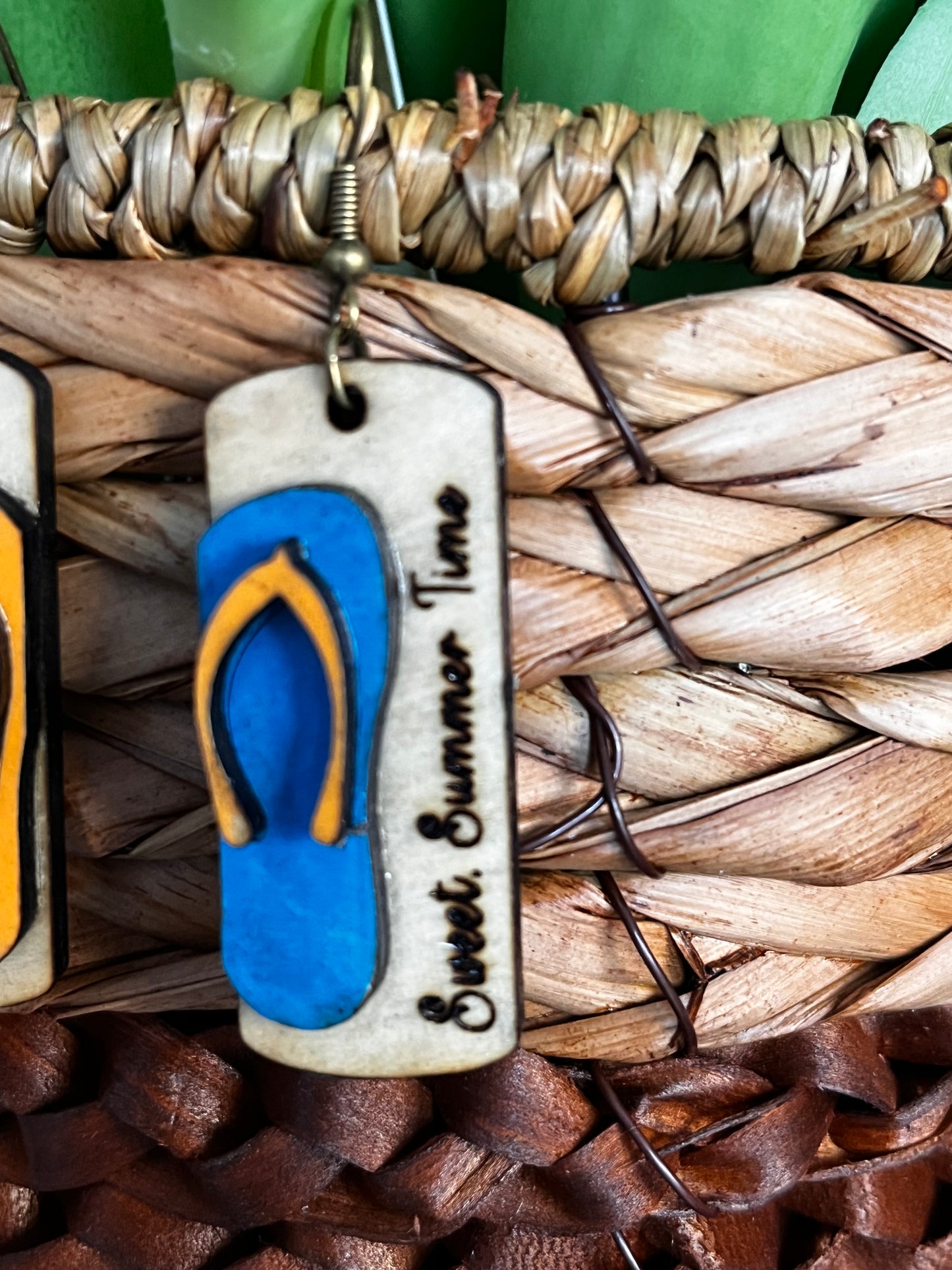 Orecchini a forma di goccia in legno tagliati al laser &nbsp;con incisione “Sweet Summer Time”,