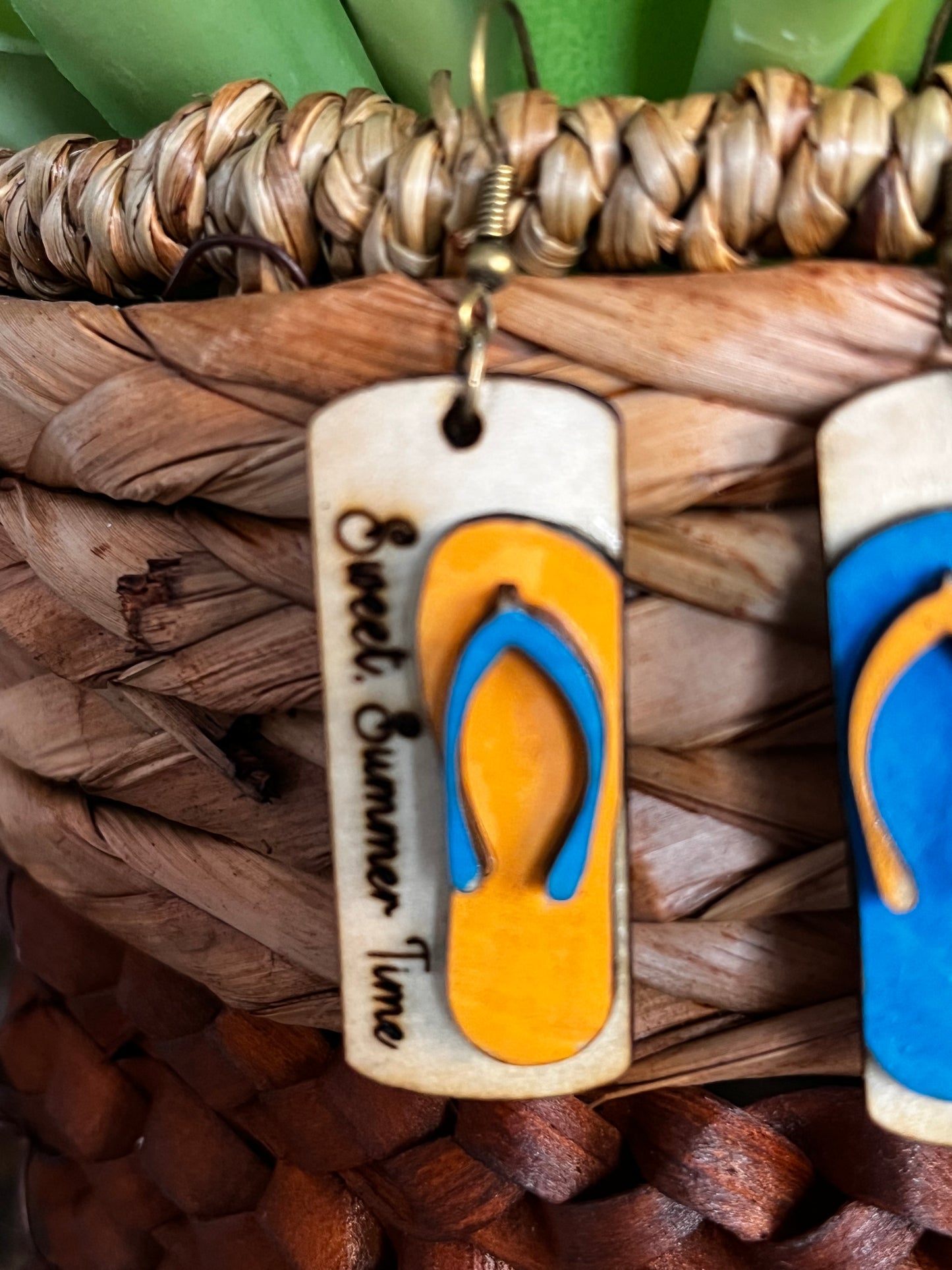 Orecchini a forma di goccia in legno tagliati al laser &nbsp;con incisione “Sweet Summer Time”,