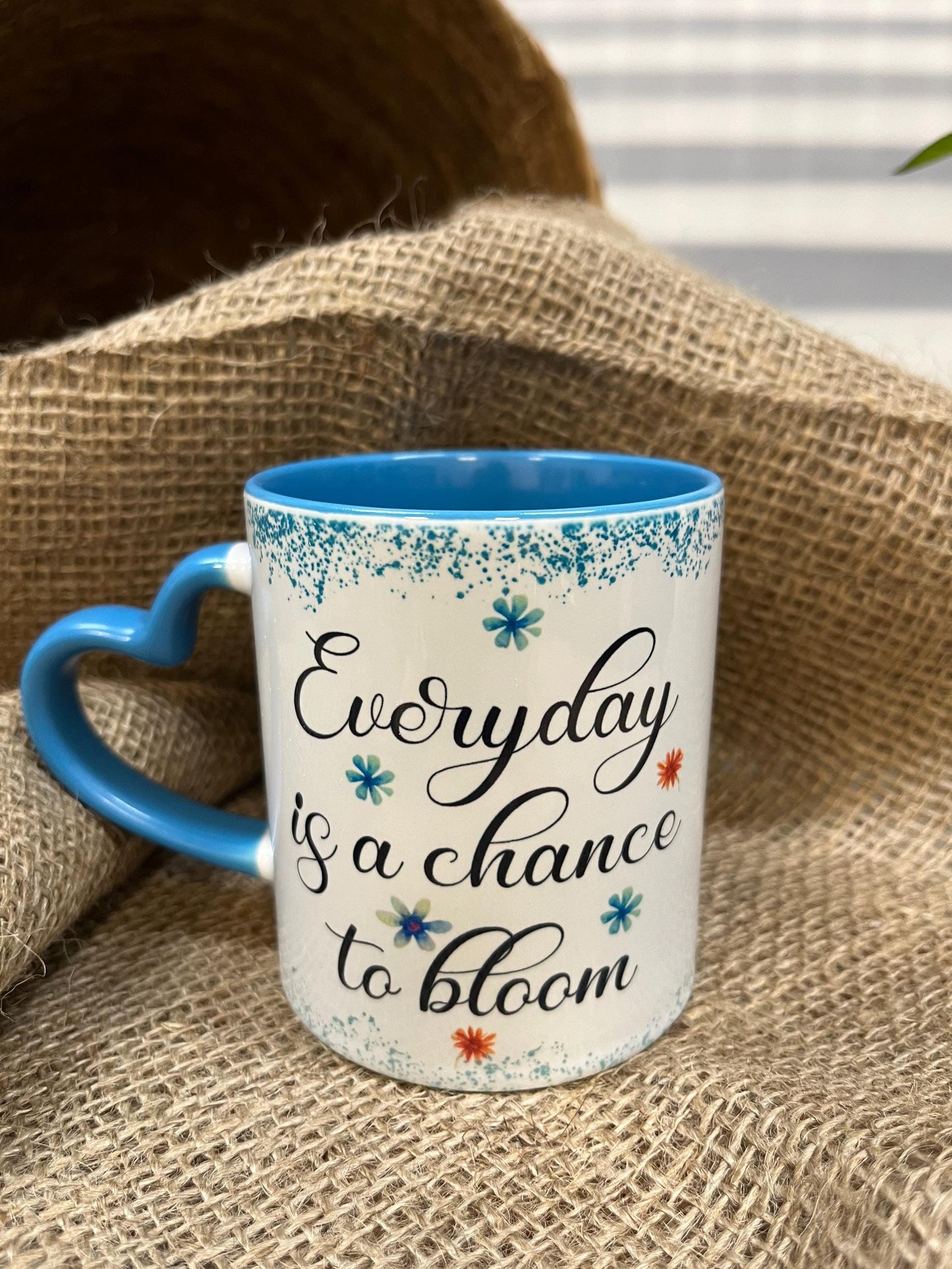 Tazza in ceramica  con Gnomo "Everyday is a chance to bloom" con Manico a Cuore