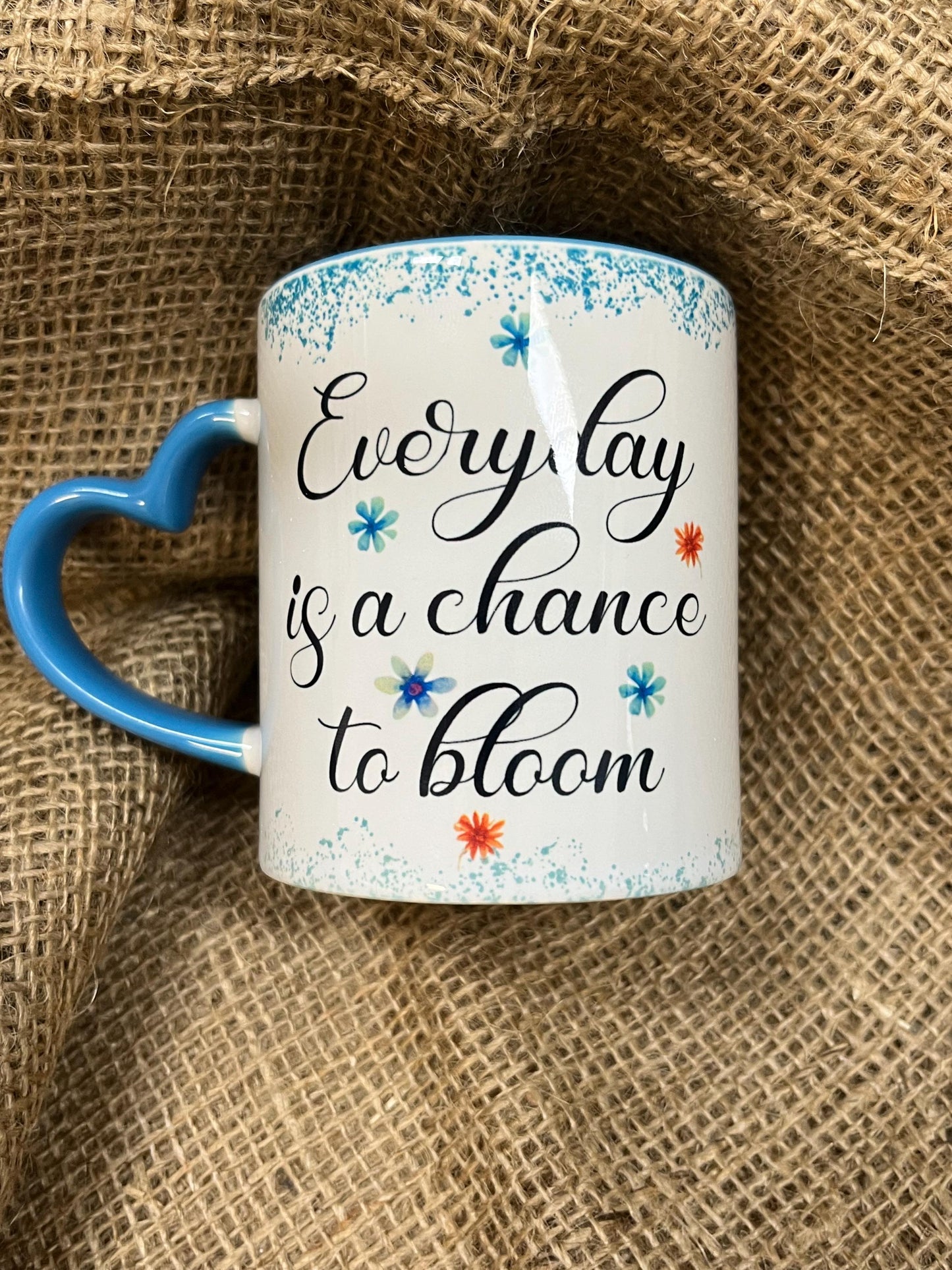 Tazza in ceramica  con Gnomo "Everyday is a chance to bloom" con Manico a Cuore