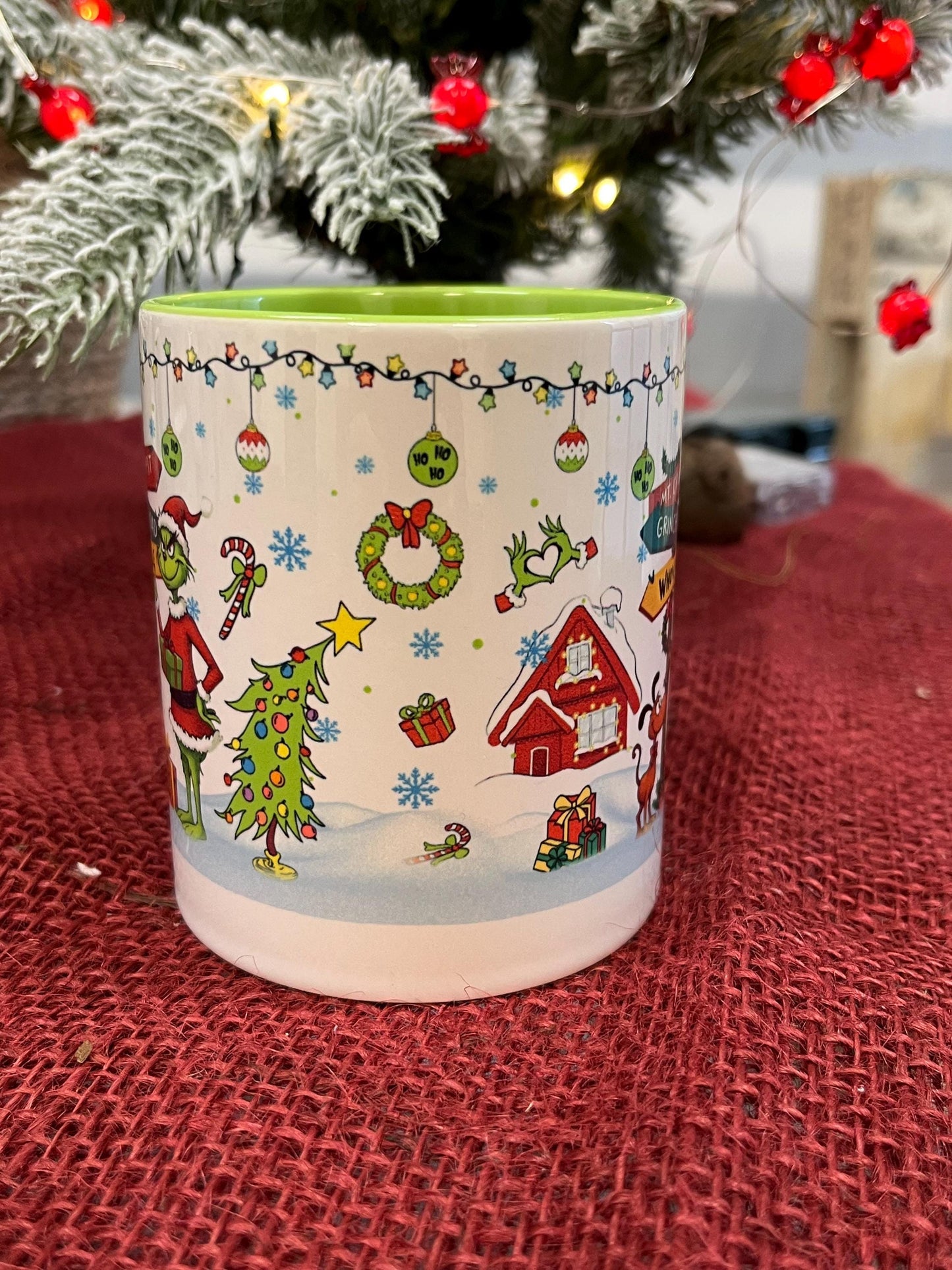 Tazza -Mug in ceramica Grinch Natalizio con cartelli Direzione