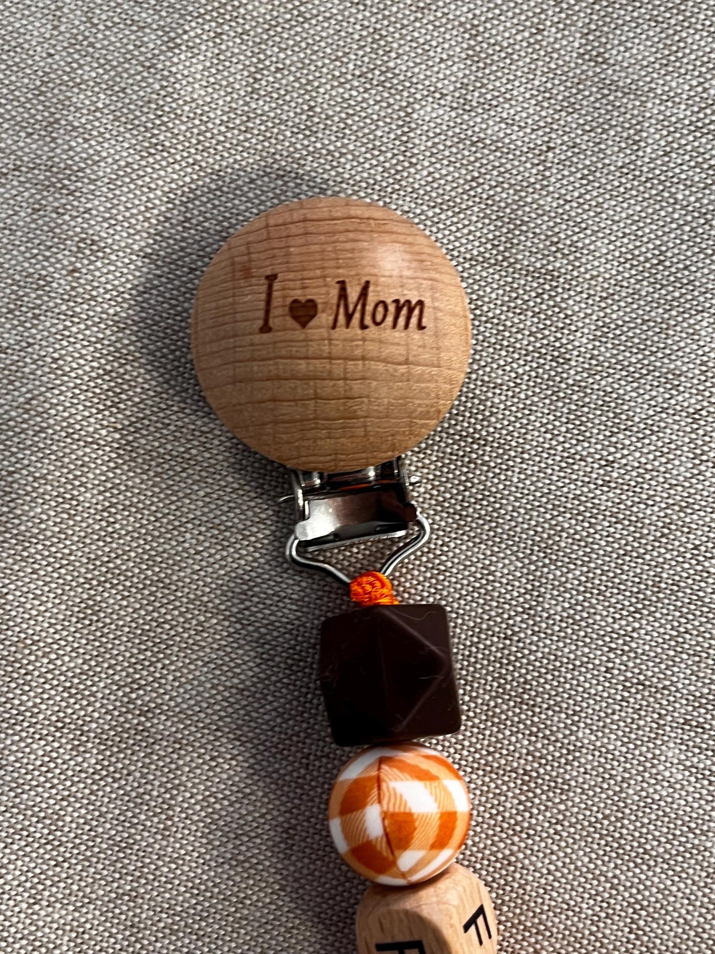 Catenella Portaciuccio con  waffel - Clip  di legno  I love mom -personalizzata con Nome