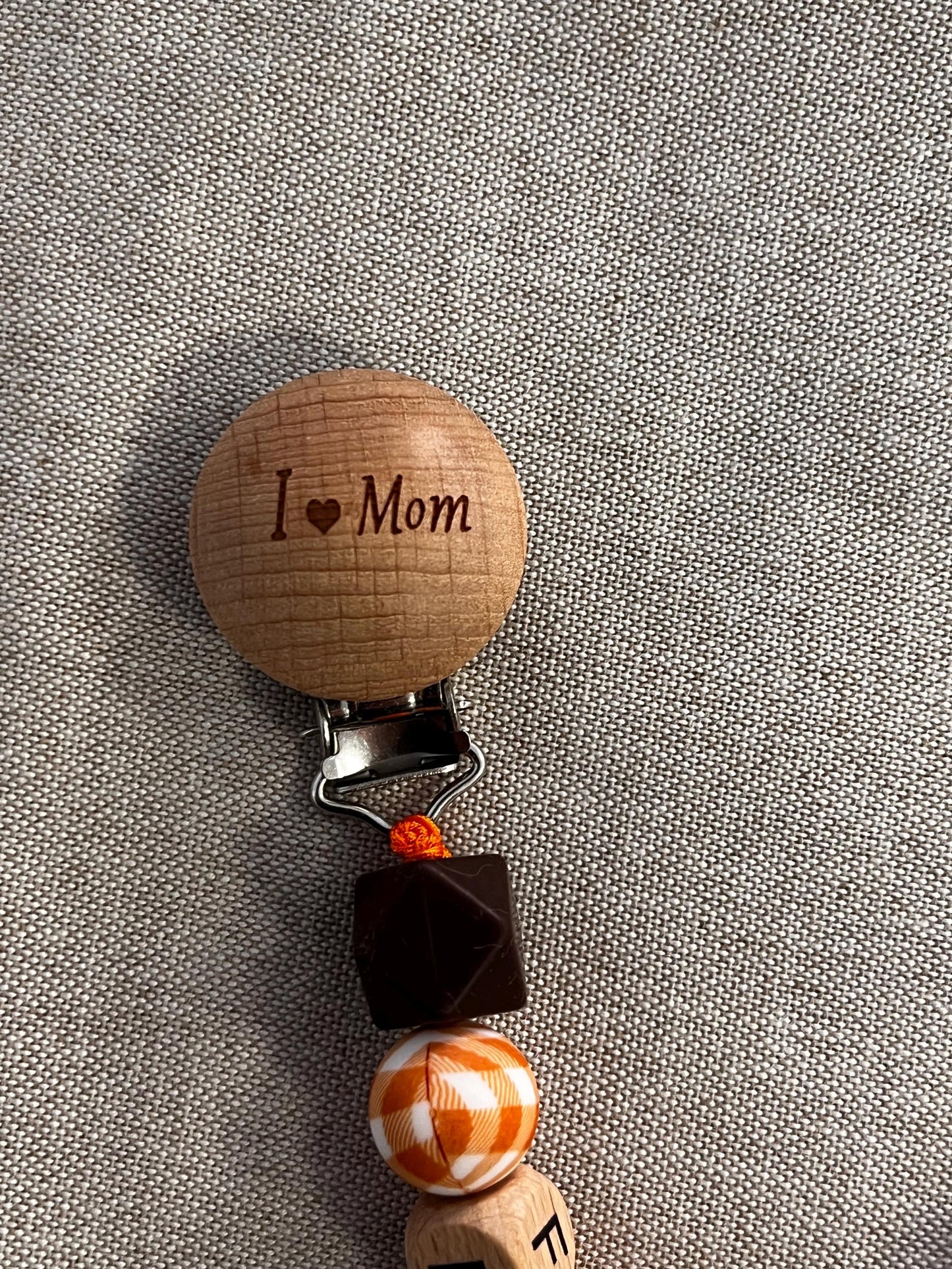 Catenella Portaciuccio con  waffel - Clip  di legno  I love mom -personalizzata con Nome