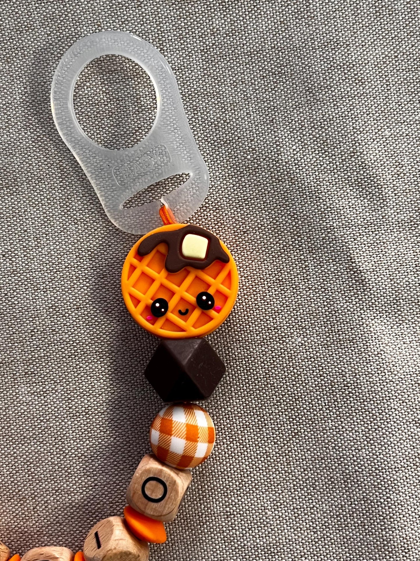 Catenella Portaciuccio con  waffel - Clip  di legno  I love mom -personalizzata con Nome