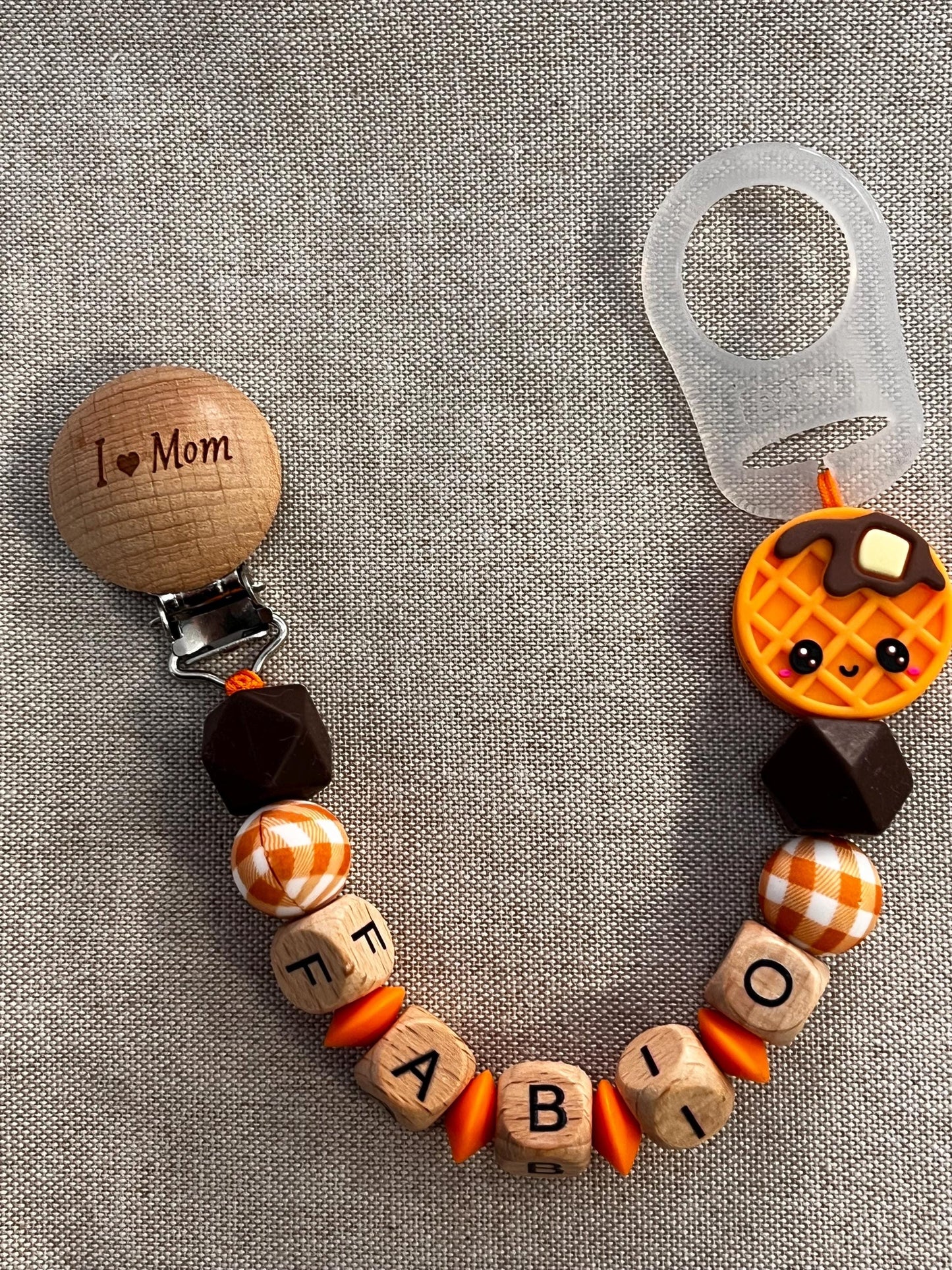 Catenella Portaciuccio con  waffel - Clip  di legno  I love mom -personalizzata con Nome