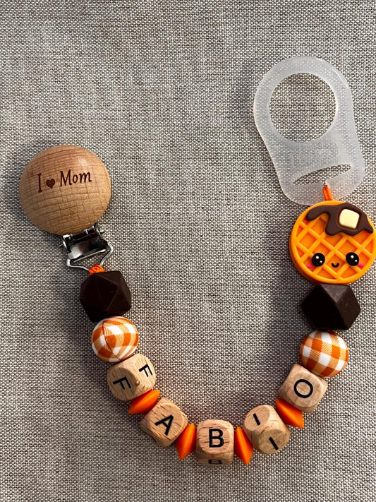 Catenella Portaciuccio con  waffel - Clip  di legno  I love mom -personalizzata con Nome