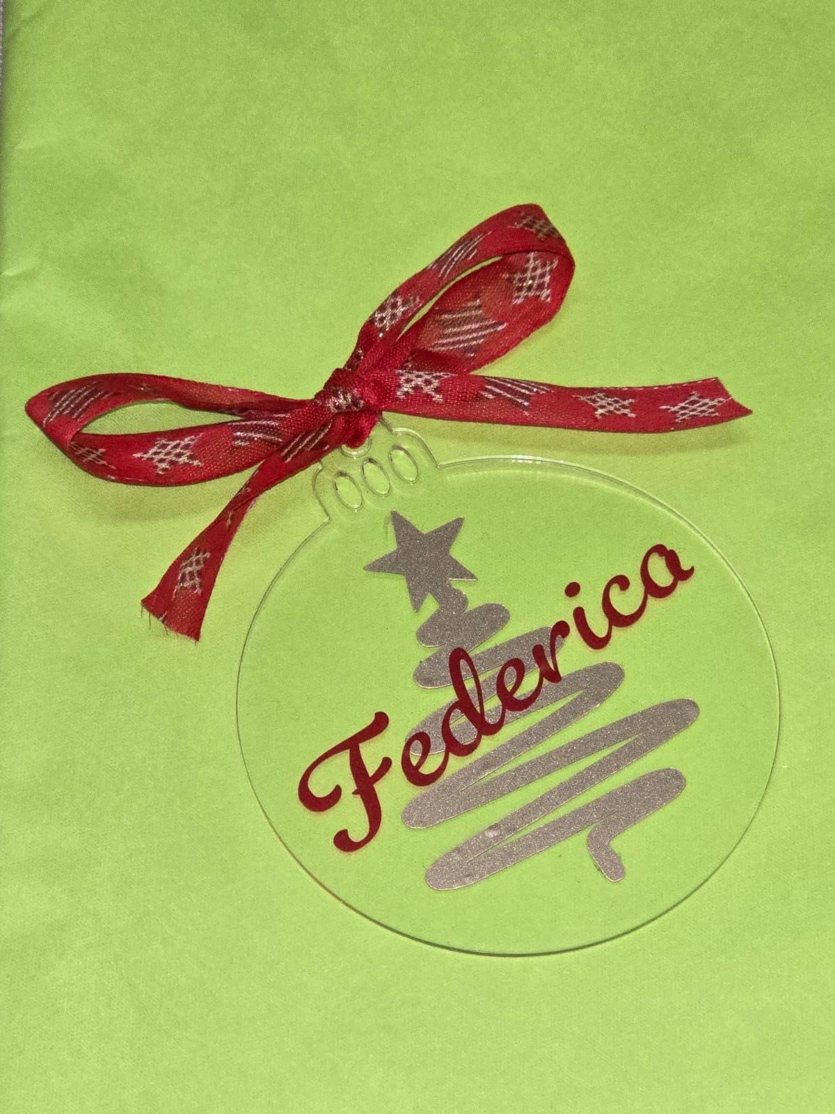 Pallina di Natale personalizzata in acrilico  applicazioni  in Vinile e Nome