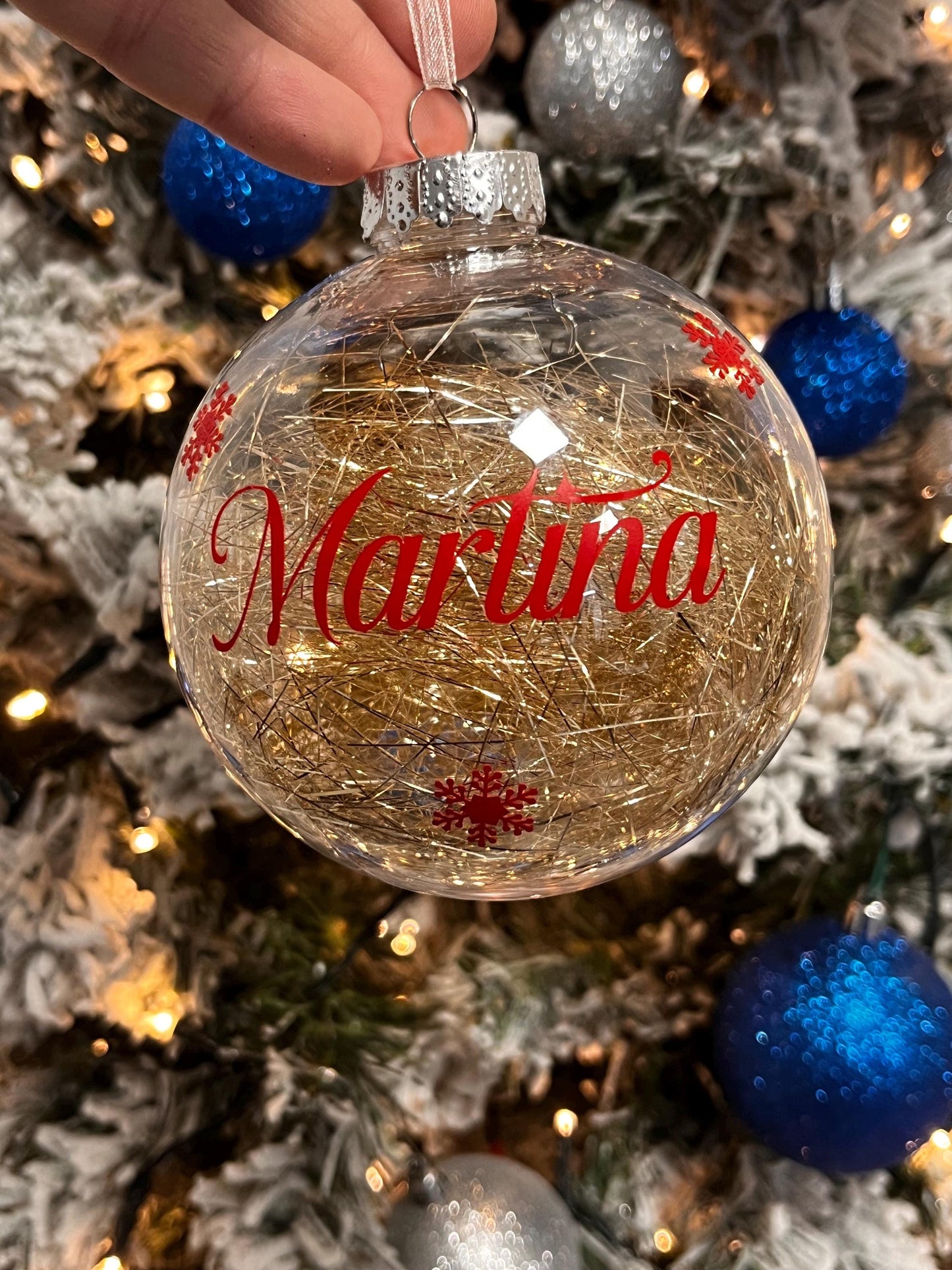 Pallina di Natale personalizzata in plastica  con decorazione dorata  Nome in Vinile permanente. 10 cm