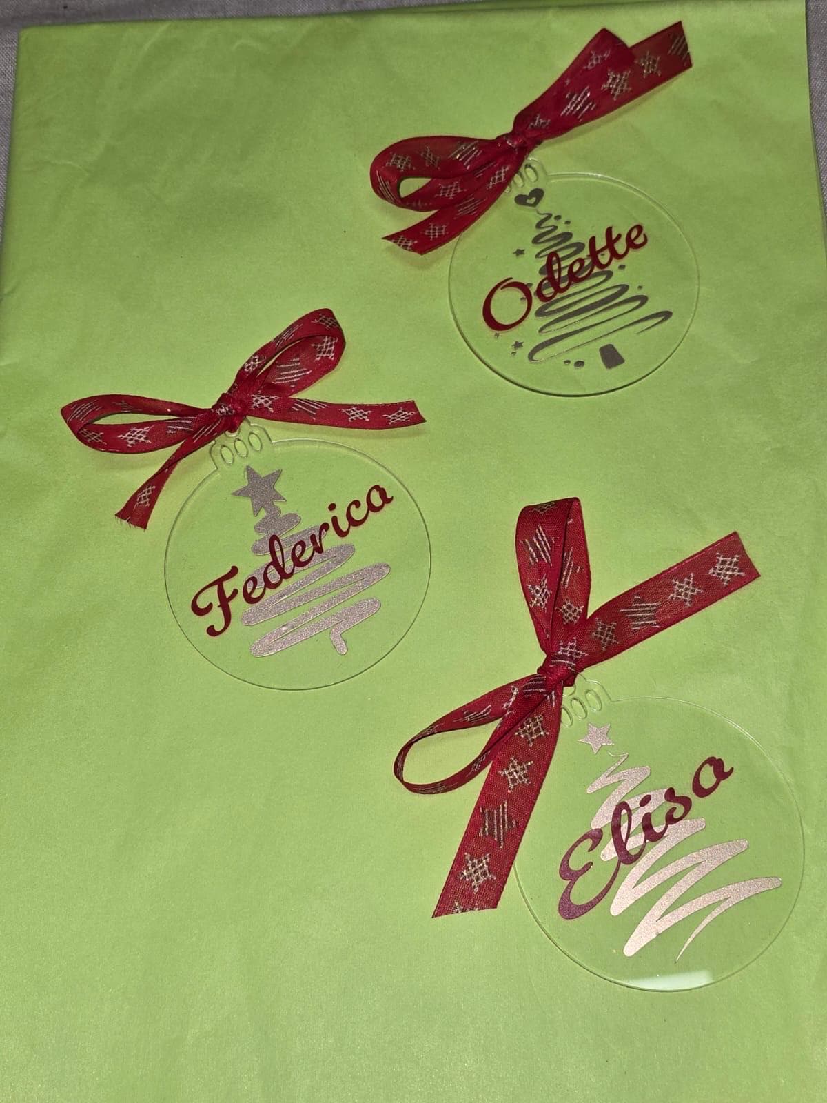 Pallina di Natale personalizzata in acrilico  applicazioni  in Vinile e Nome