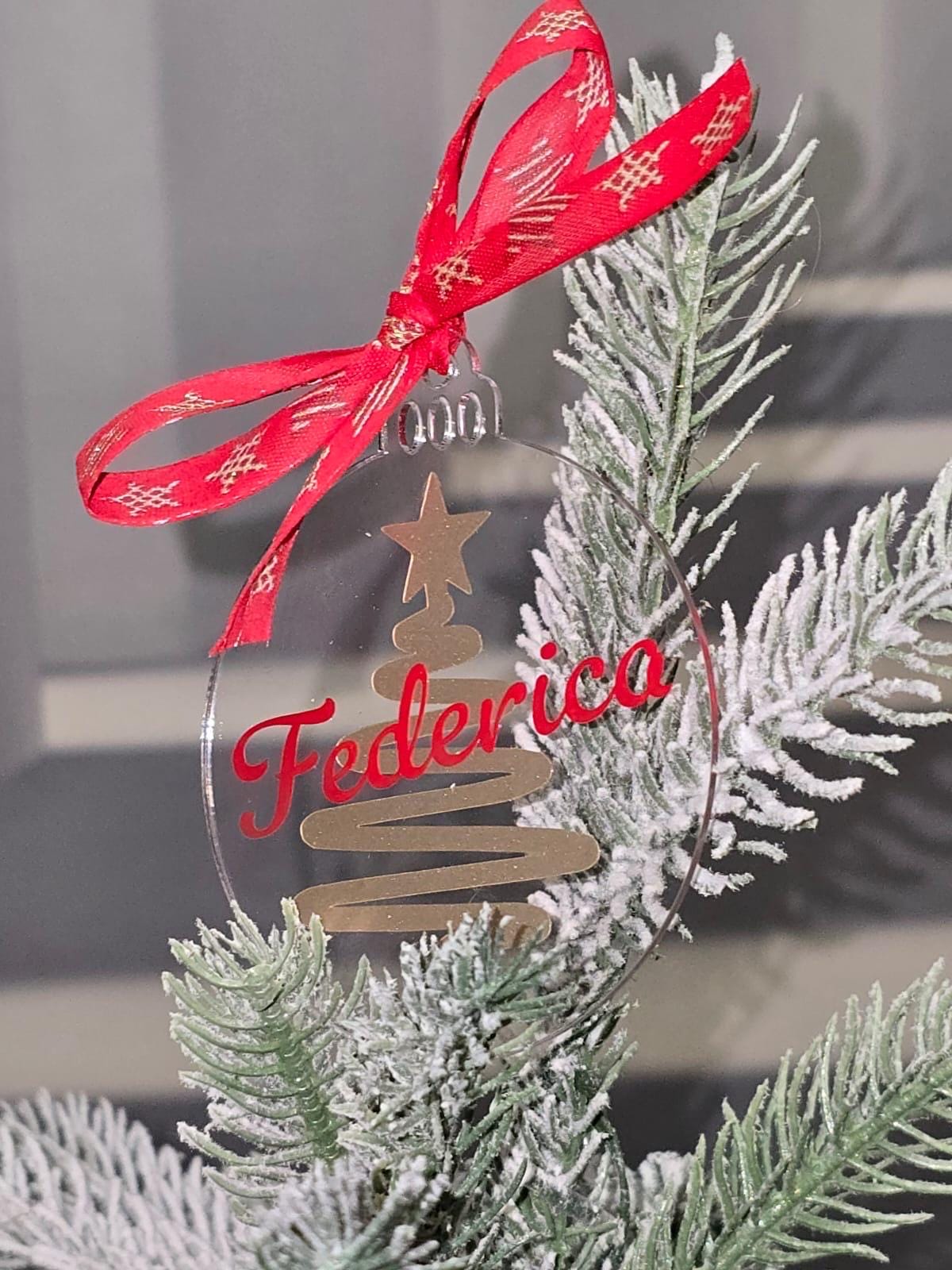 Pallina di Natale personalizzata in acrilico  applicazioni  in Vinile e Nome