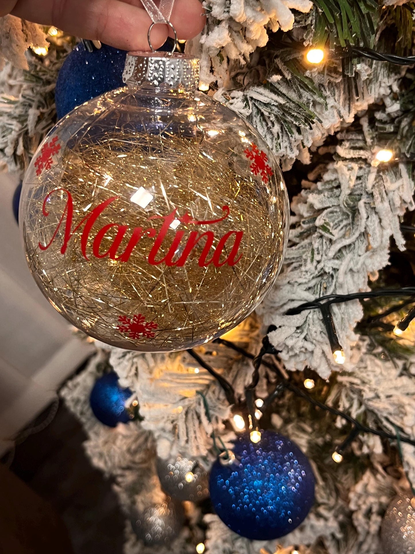 Pallina di Natale personalizzata in plastica  con decorazione dorata  Nome in Vinile permanente. 10 cm