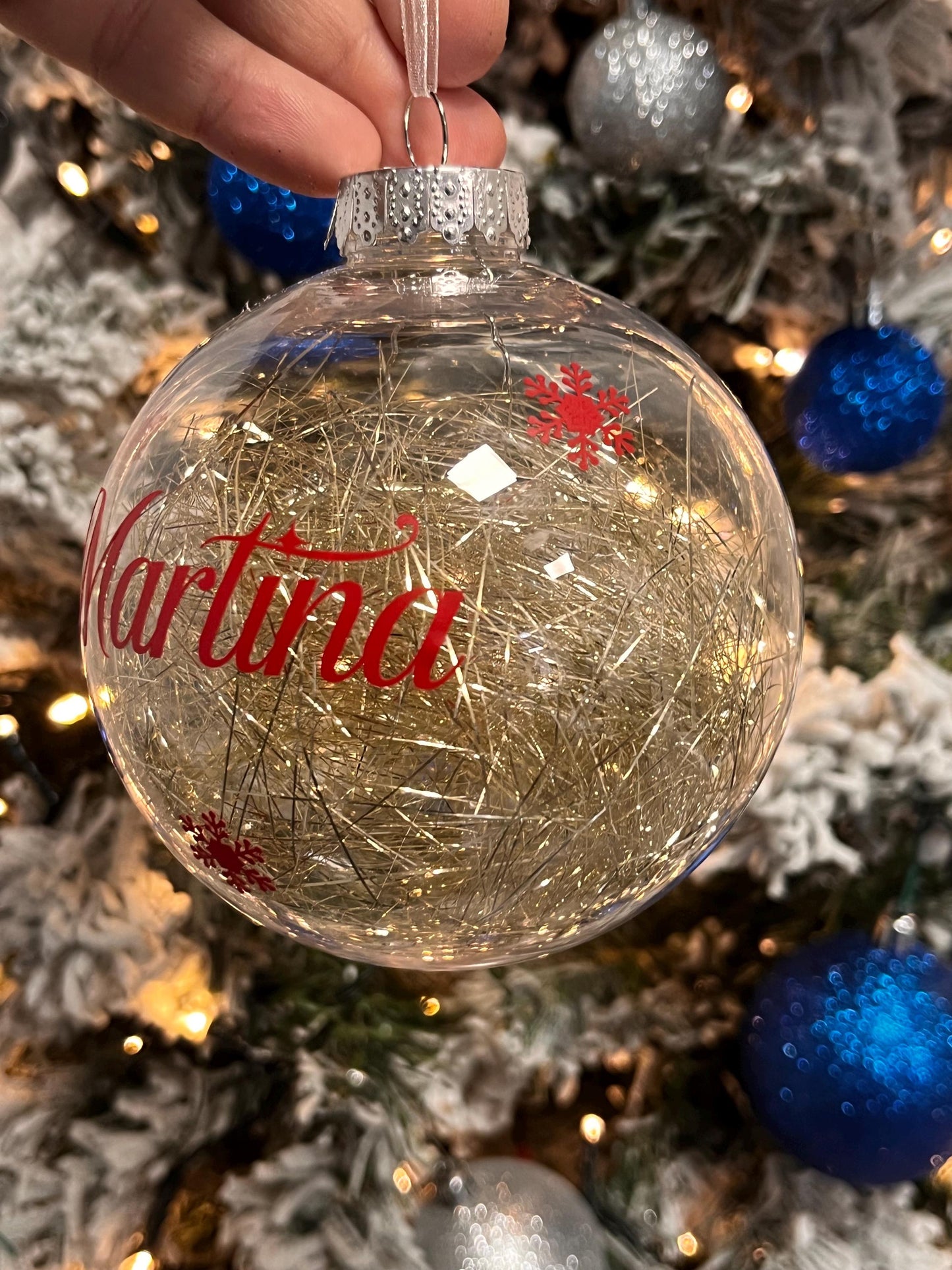 Pallina di Natale personalizzata in plastica  con decorazione dorata  Nome in Vinile permanente. 10 cm
