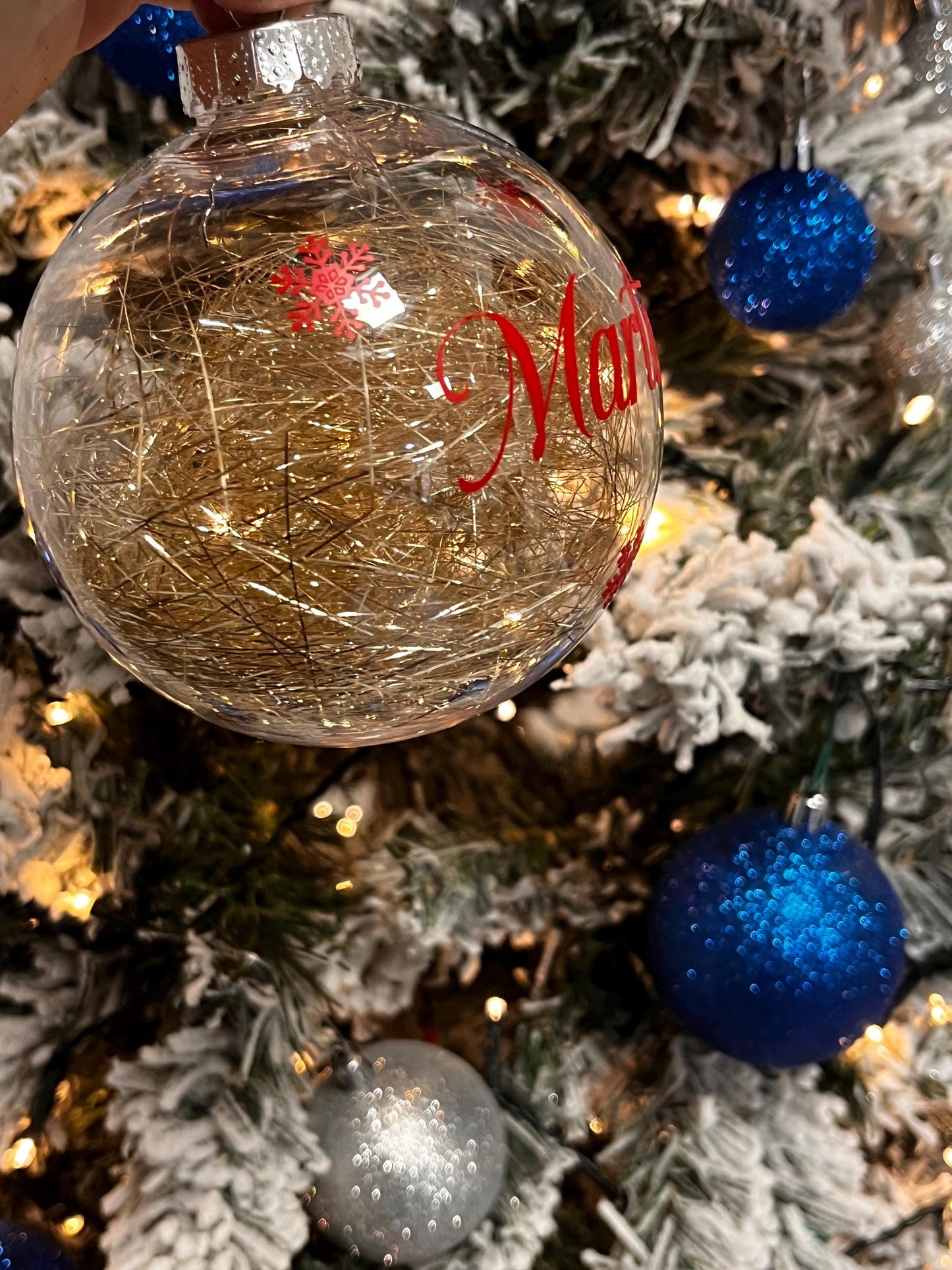Pallina di Natale personalizzata in plastica  con decorazione dorata  Nome in Vinile permanente. 10 cm