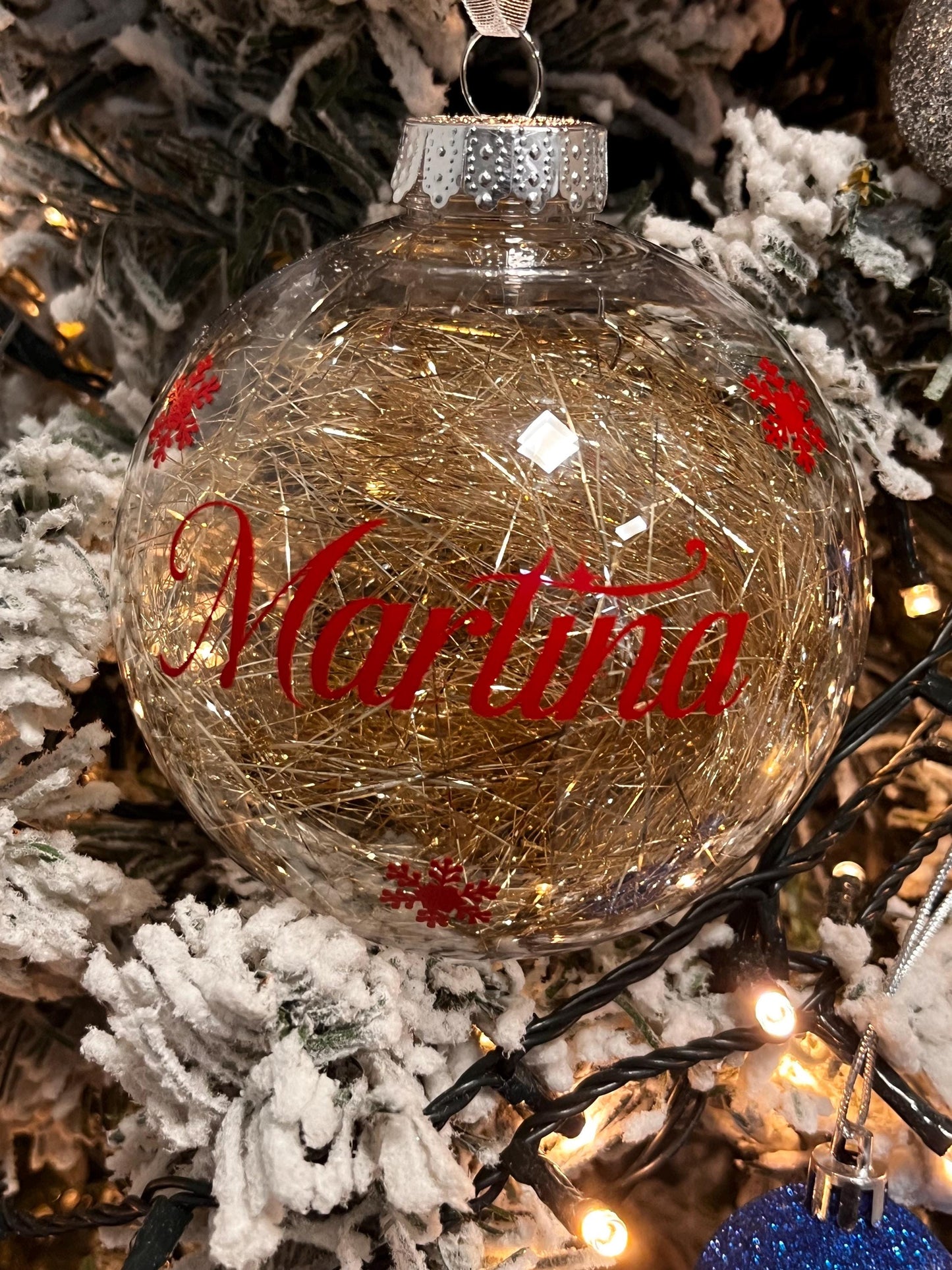 Pallina di Natale personalizzata in plastica  con decorazione dorata  Nome in Vinile permanente. 10 cm