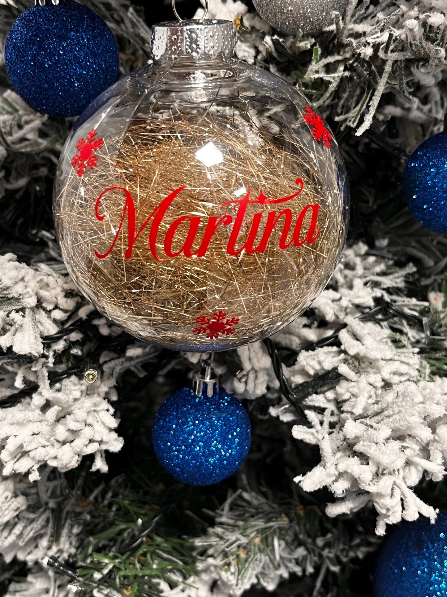Pallina di Natale personalizzata in plastica  con decorazione dorata  Nome in Vinile permanente. 10 cm
