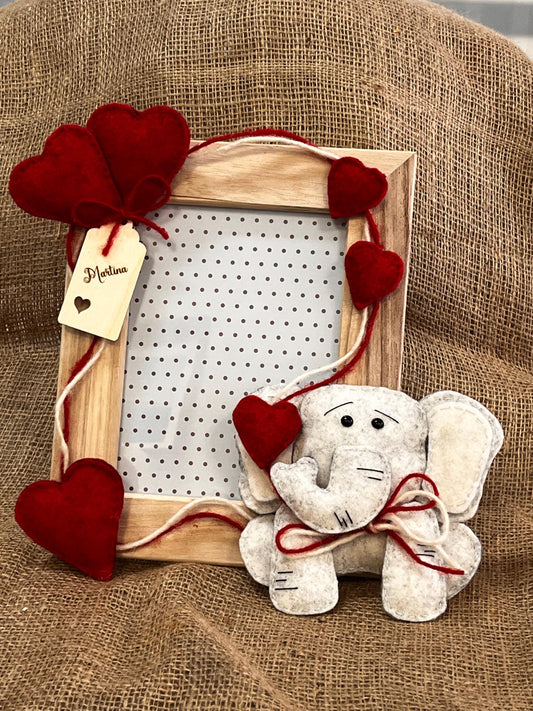 Cornice in legno con Elefantino e cuori in feltro cuciti  a mano per nascita -per idea regalo- idea regalo bebè-tag personalizzata con nome